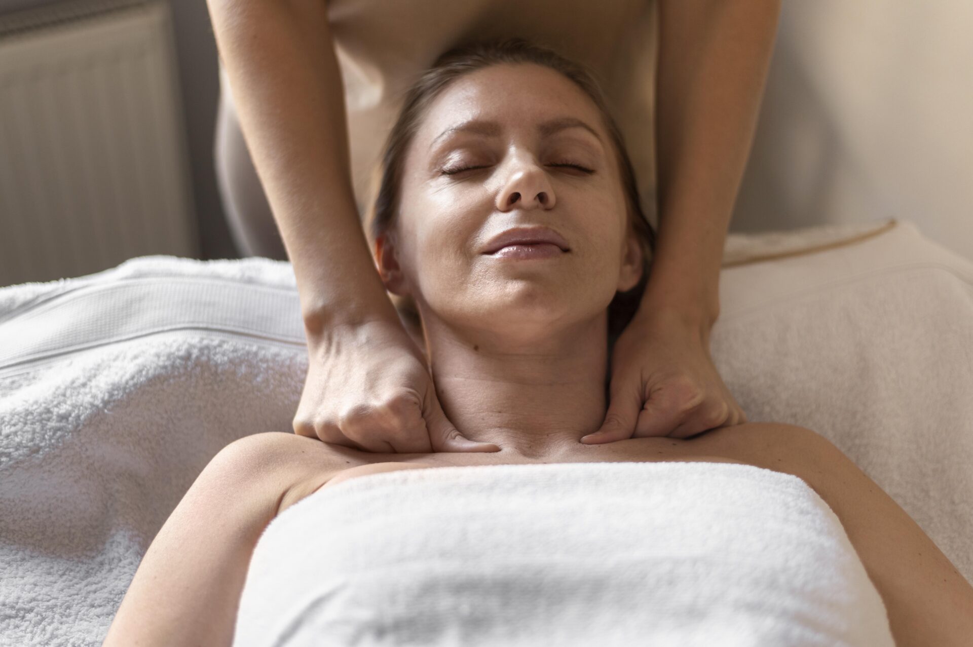 Frau geniesst eine entspannende Massage – Rosi Massage für Fehraltorf